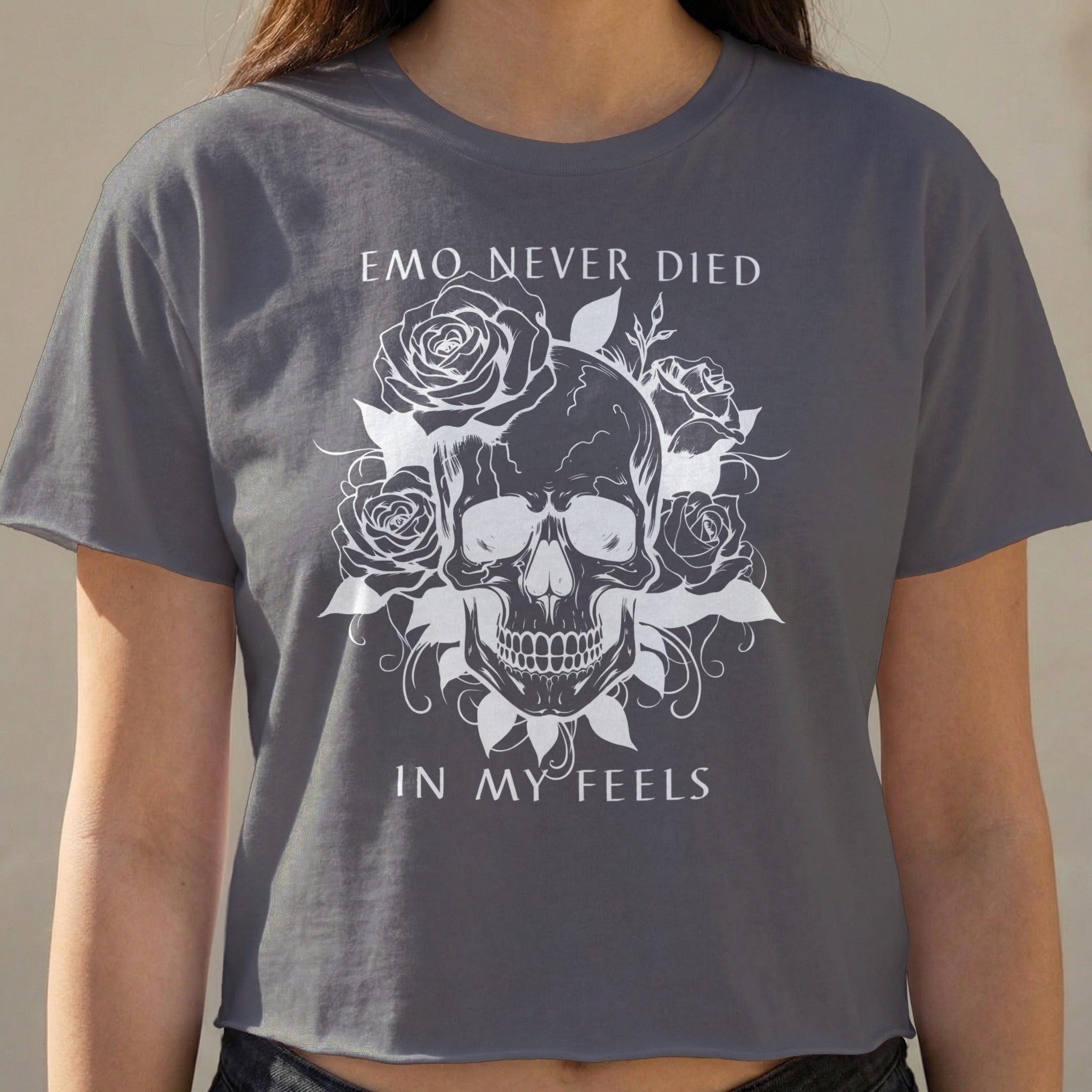 Cropped t-shirt with skull, roses, and text "EMO NEVER DIED IN MY FEELS".